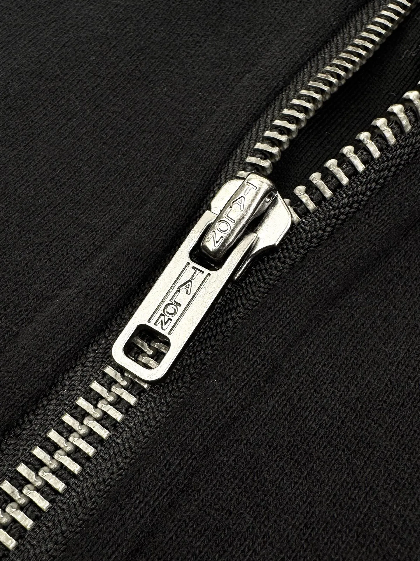 P350 Ralph Lauren gold embroidered half turtleneck sweatshirt, custom-made elegant fine cotton velvet material, soft and silky, comfortable and skin-friendly, with a pure black tone as the base color, plaid twill trim on the neckline, carrying the elegance and retro of British style, exquisite golden pony logo embellishment, self-focus, full of recognition, simple and smooth lines outline the overall outline, half-zip design is sublimated, casual but not out of style, in the name of design Create a new fashionable realm for sweatshirts. Process 1: Adopt imported machine embroidery technology. Use advanced computer control systems and precision mechanical components to realize pony mark embroidery operations with high precision and smooth and delicate lines. Process 2: The fabrics are washed and have a better hand feel. Not easy to deform, not easy to shrink, not easy to fade, and maintain long-term beauty. Accessories: Customized 1:1 Ralph Lauren zipper. Customized 1:1 Ralph Lauren trademark. Version: Fitted version. Size: S M L XL model number: BB756